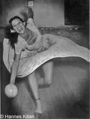 Lisa Stammer mit fliegendem Kleid beim Kegeln, Copyright Hannes Kilian, Foto 1946