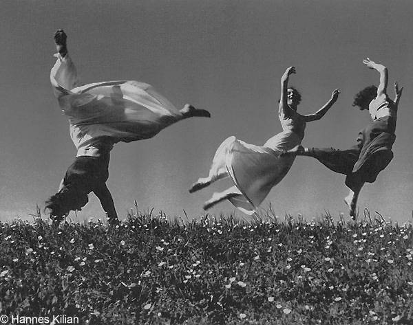 3 Mädchen in Kleidern, Rad schlagend auf Wiese, Copyright Hannes Kilian, Foto 1938