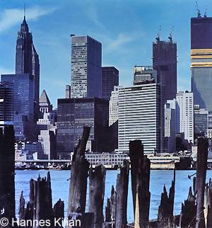 New York, vorne verfaulende Holzstempen, hinten World Trade Center im Bau, Copyright Hannes Kilian, Foto 1971
