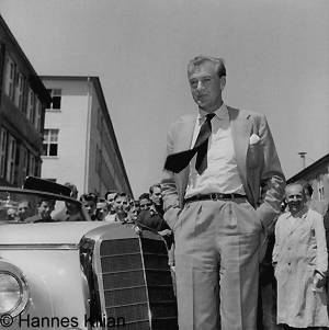 Gary Cooper mit wehender Krawatte neben einem Mercedes beim Besuch von Daimler-Benz, Copyright Hannes Kilian, Foto 1953